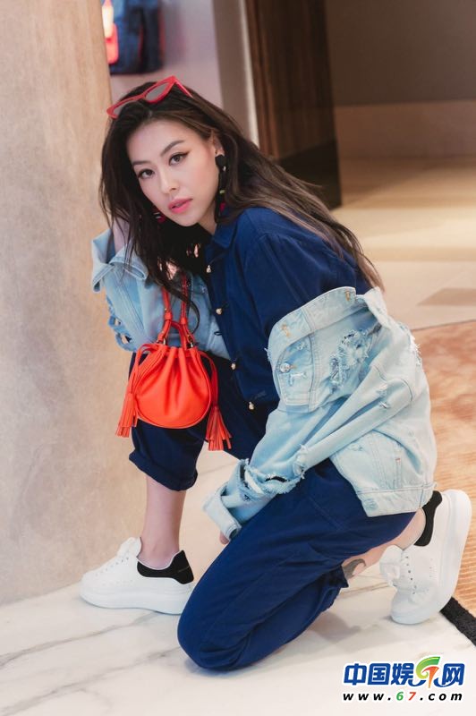 音乐人蔡诗芸DizzyDizzo撞色时尚组图曝光 西班牙风情万种