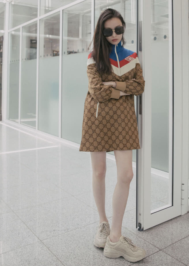 倪妮的腿也太长了吧，走路迈步子快1米，一般人劈叉都追不上！