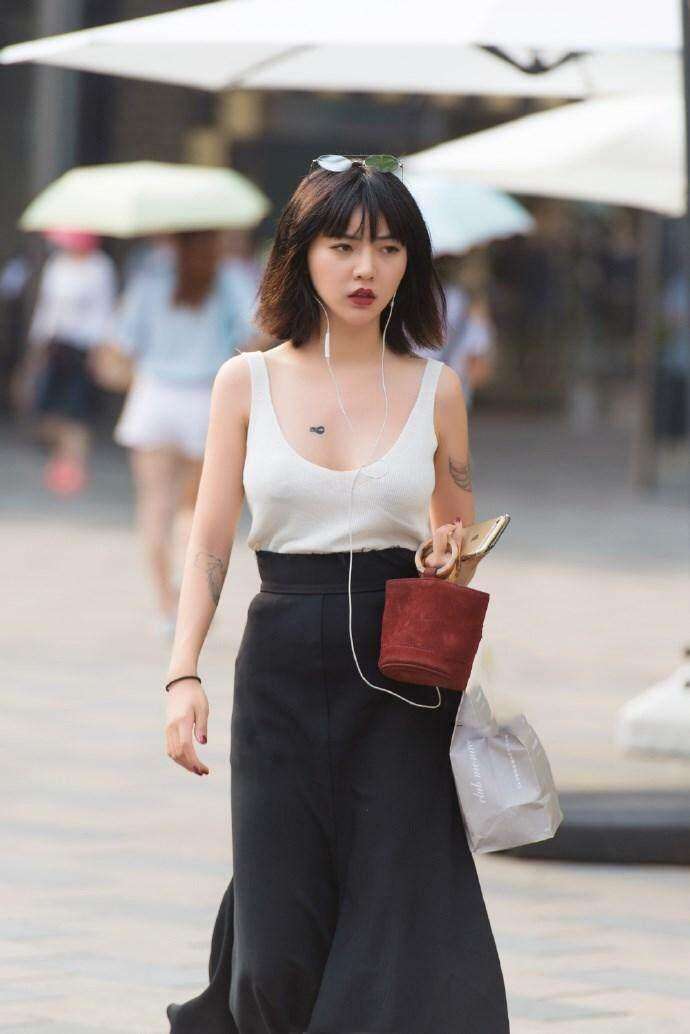 街拍: 只穿件背心的小姐姐, 冷艳的气质让人着迷