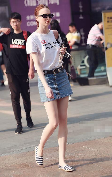 街拍:外国美女们的穿搭，展现“异域”风情，实在是很有吸引力
