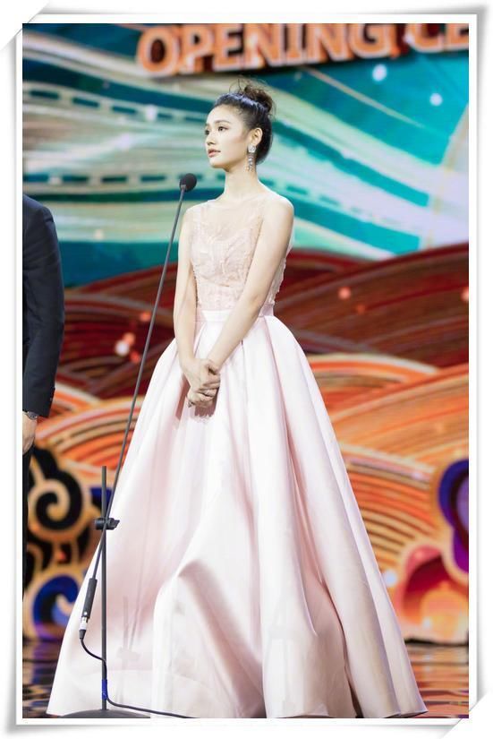 林允真敢穿！超短裤再提高0.5cm全露光，网友：两根毛该剪了