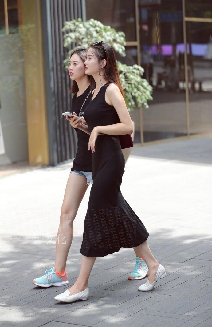 街拍:一件适合紧身连体裙，塑造身材曲线不再困难