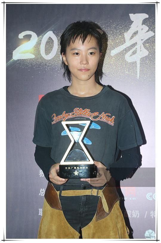 本以为吉克隽逸心型裤够豪放了,可看到窦靖童的拼接裤,我沉默了