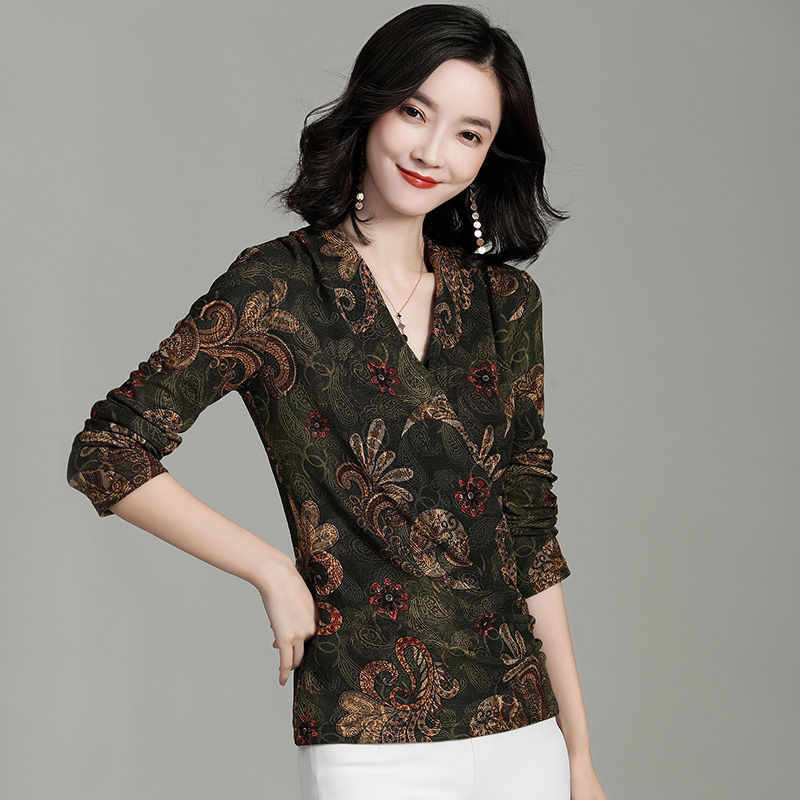 不是我吹!妈的衣品确实高，瞧她新买的小衫，配烟管裤，洋气贼美