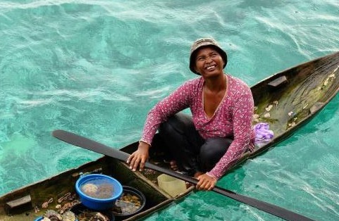 仙本那巴瑶族的悲剧：被生活所迫学会做生意，游客却不满淳朴不再