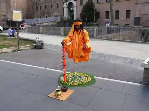 印度街头的人体悬空术，受信徒参拜，却被网友一眼识破障眼法！