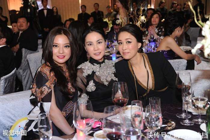 50岁那英真会玩！大夏天短裤皮靴秀长腿，网友：难道就不怕有脚气