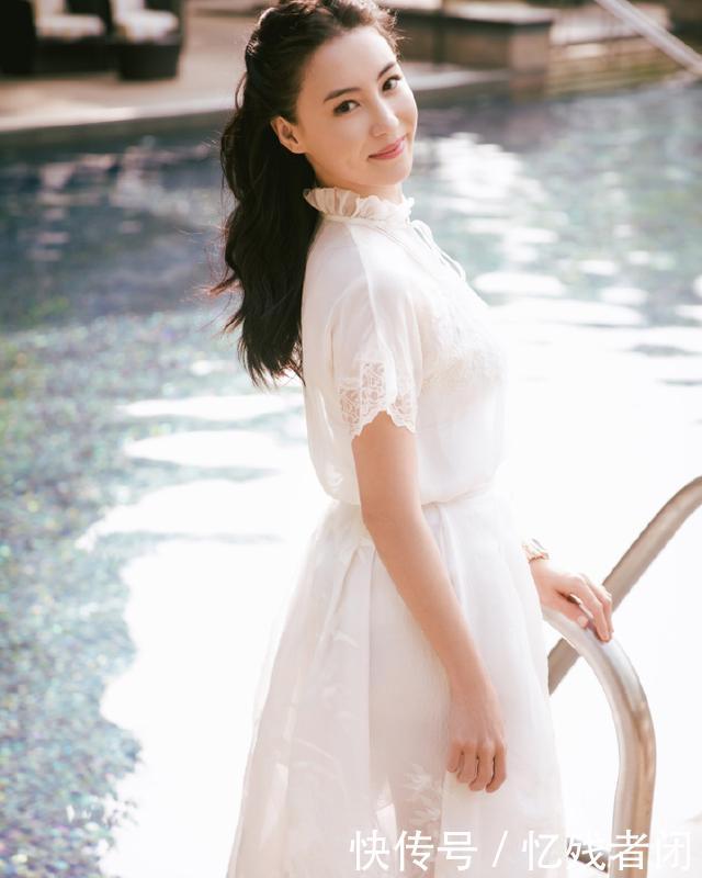 【张柏芝】40岁张柏芝身材真好,小白裙清纯有气质,宽松版型藏不住的凹凸感