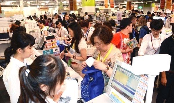 在中国的外国人被称“老外”，在外国的中国人被称什么？差别很大