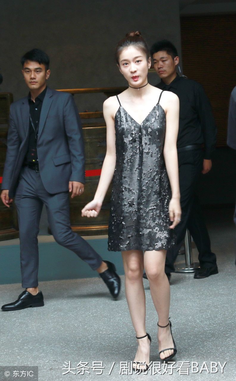 张雪迎丸子头造型，不走青春路线演绎轻熟风，连衣裙大秀锁骨曲线