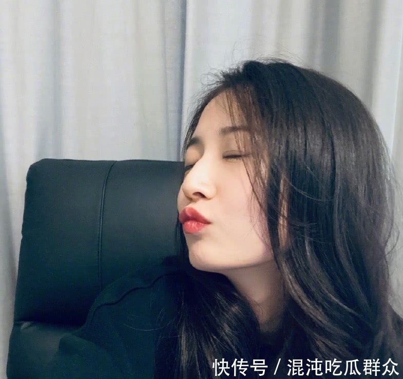 唐嫣结婚后力捧的90后小花,今穿黑色卫衣,配长