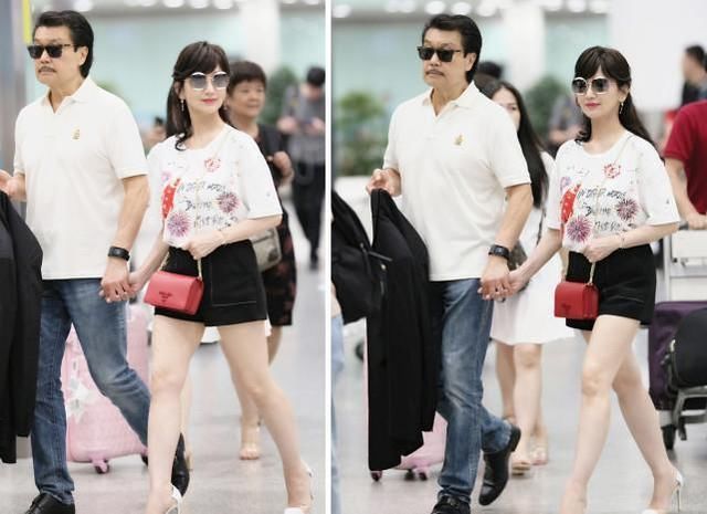 赵雅芝爱穿高跟鞋,显得很高挑,要是穿上平底鞋是啥样呢?