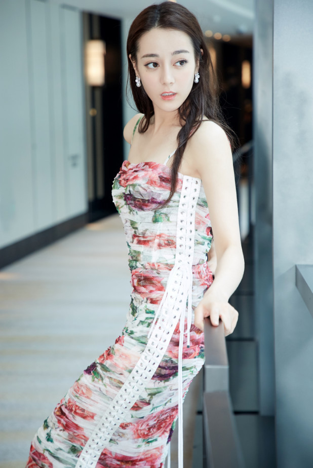 迪丽热巴穿修身裙秀“蝴蝶臀”，裙子两侧只用线串起来，怕崩开！