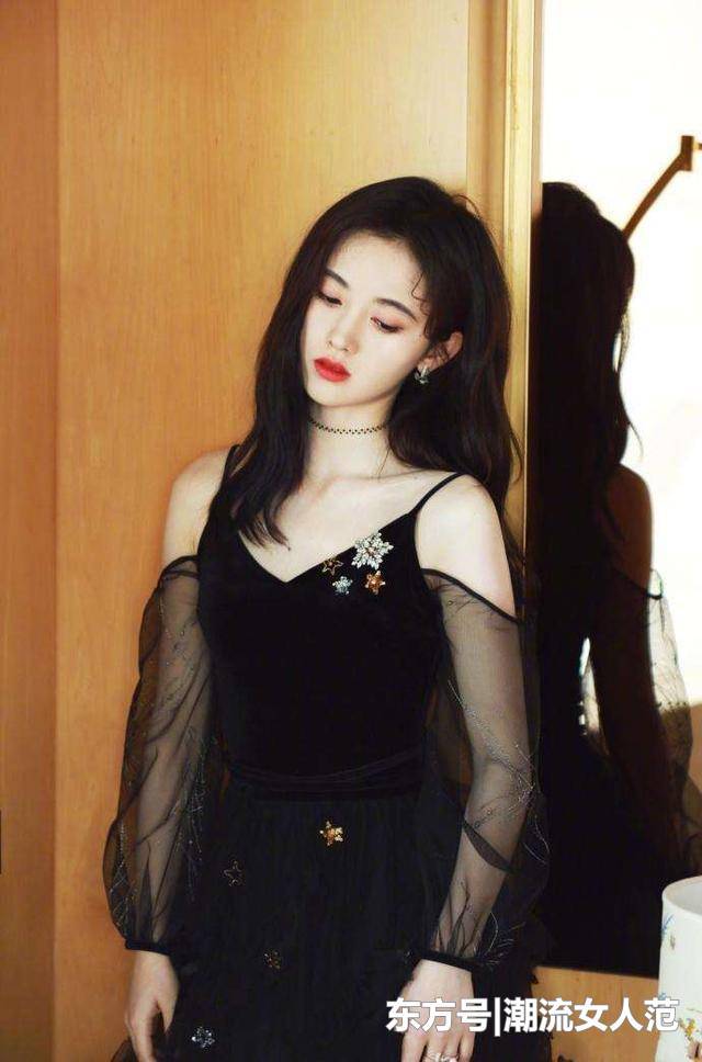 24岁鞠婧祎跟35岁吴昕撞衫，相差11岁，却被吴昕赢了个彻底