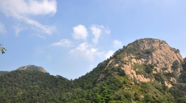 登上泰山顶峰，俯瞰渺小的群山。抒发了杜甫傲视一切的雄心壮志