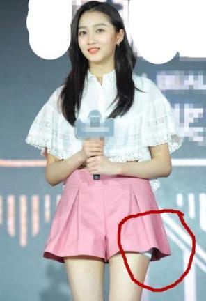 关晓彤裙子短到光站着“风景”都清晰可见！网友：都想替她往下拽