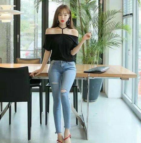 街拍：小姐姐一身红色套装，尽显女人优美曲线，妩媚，大方