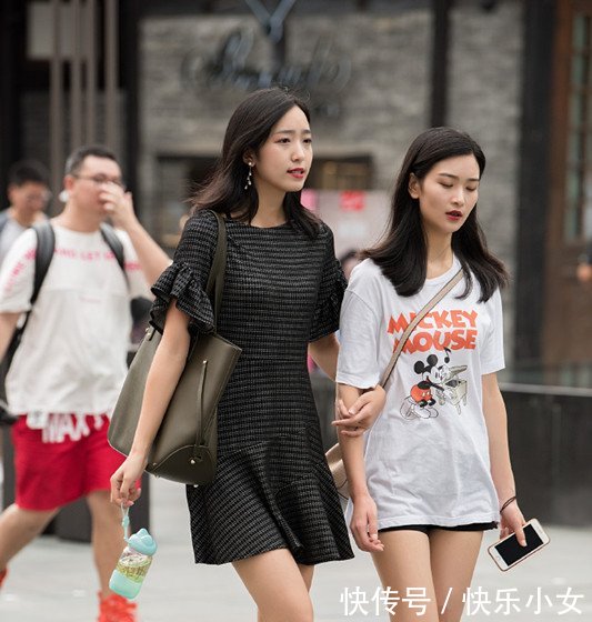 街拍穿着紧身性感的小姐姐，长发飘飘看着颜值俊美！