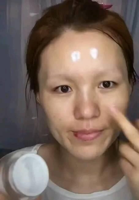 抖音“无眉大妈”迅速走红，妆前没人看一眼，妆后征服男神