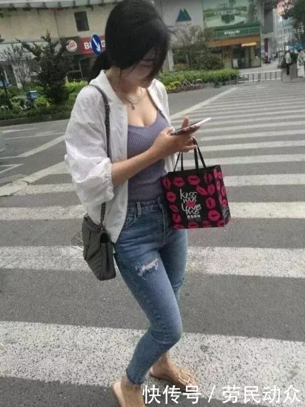 街拍：马路中间玩手机的小姐姐，近看有韵味的成熟女人
