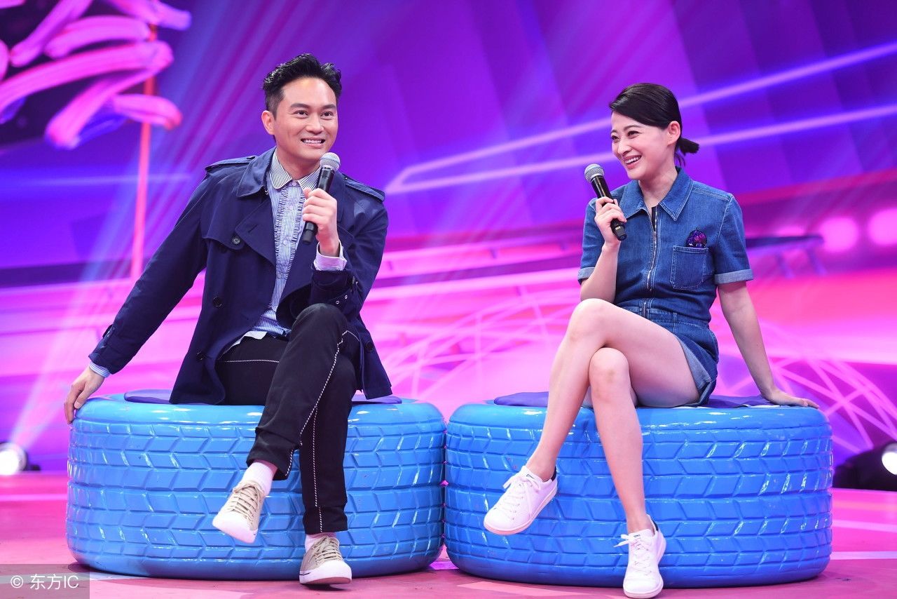 43岁梅婷牛仔连衣裙优雅坐姿，这身装扮秒变少女，清新甜美!