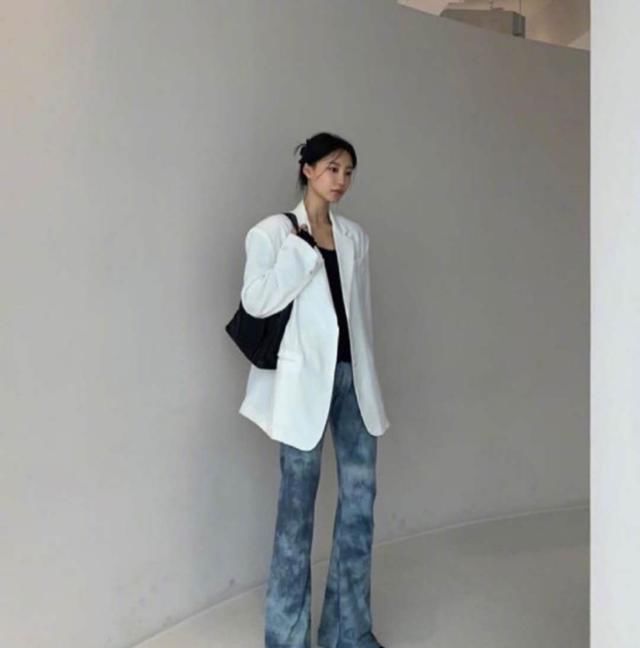  博主：这位韩国时尚博主路子真野！将职场装穿成男友风格，新潮又有派头