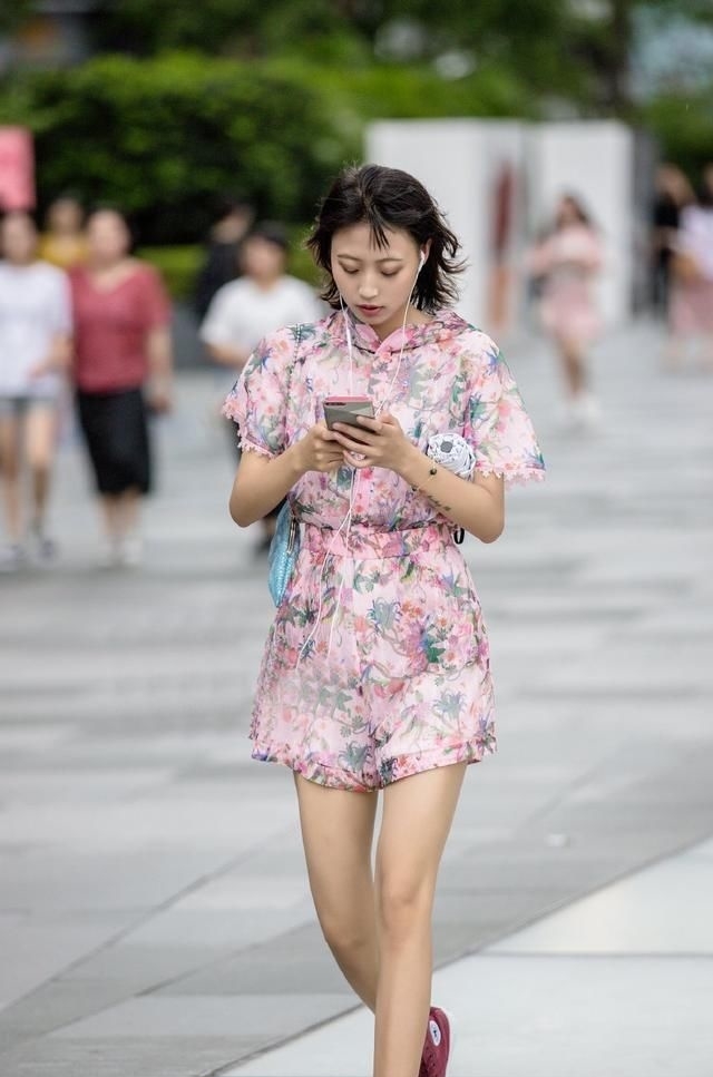  『连体』吊带连体裤搭配高跟凉鞋，时尚又性感的风格，搭配出女神般的气息