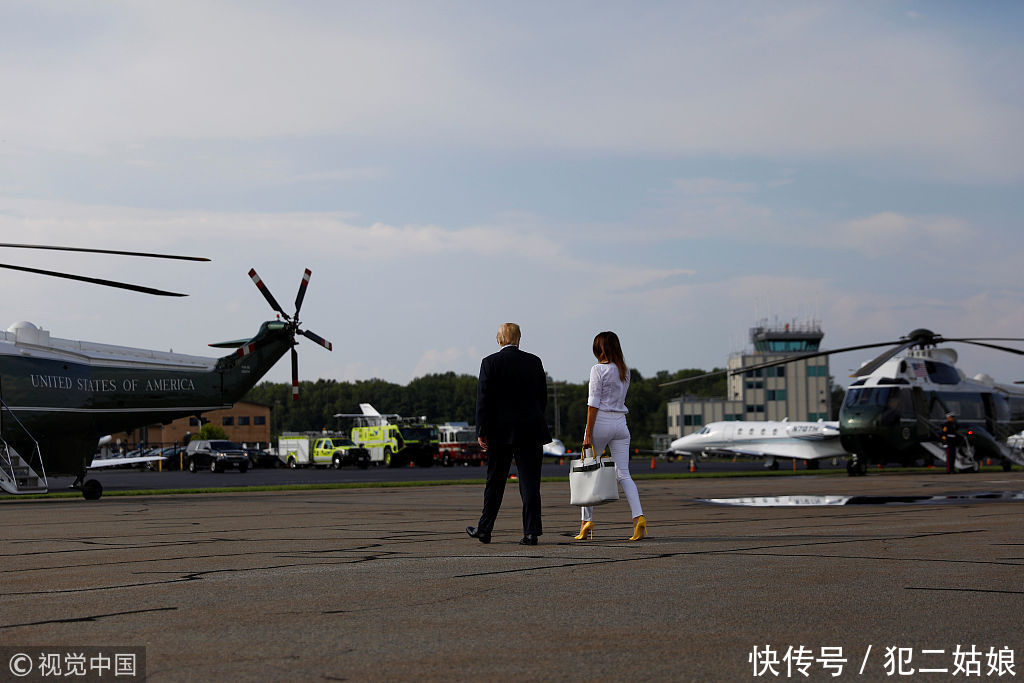 特朗普偕家人度周末心情佳 “美第一夫人”梅拉尼娅白色衬衫干练