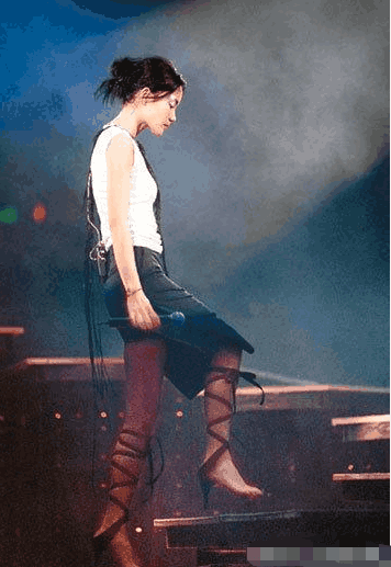 女星的高跟鞋有多夸张? 杨颖的能理解, 天后王菲的看着肉疼