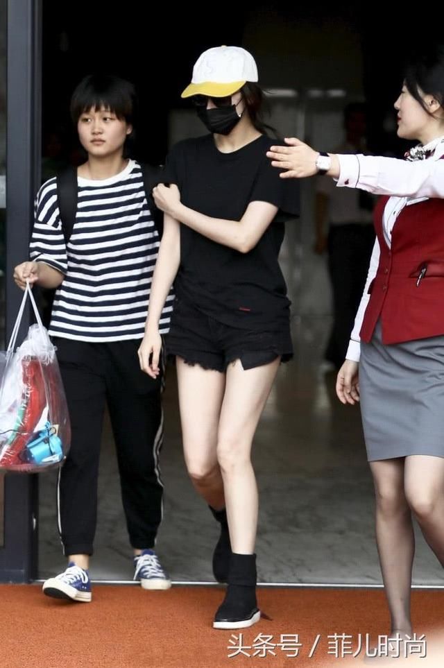 迪丽热巴穿超短裤出门，暴露一双惊艳美腿，这双鞋一般人穿能丑哭