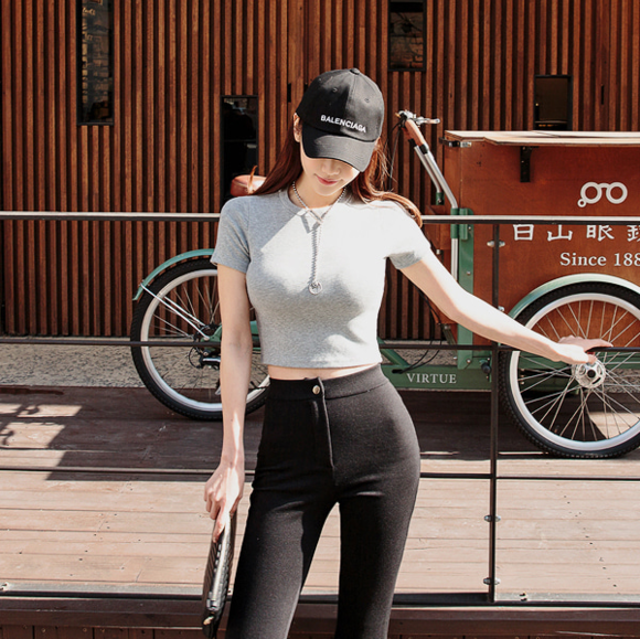 女神孙允珠，酷炫卡路里灰青石健美打底衫