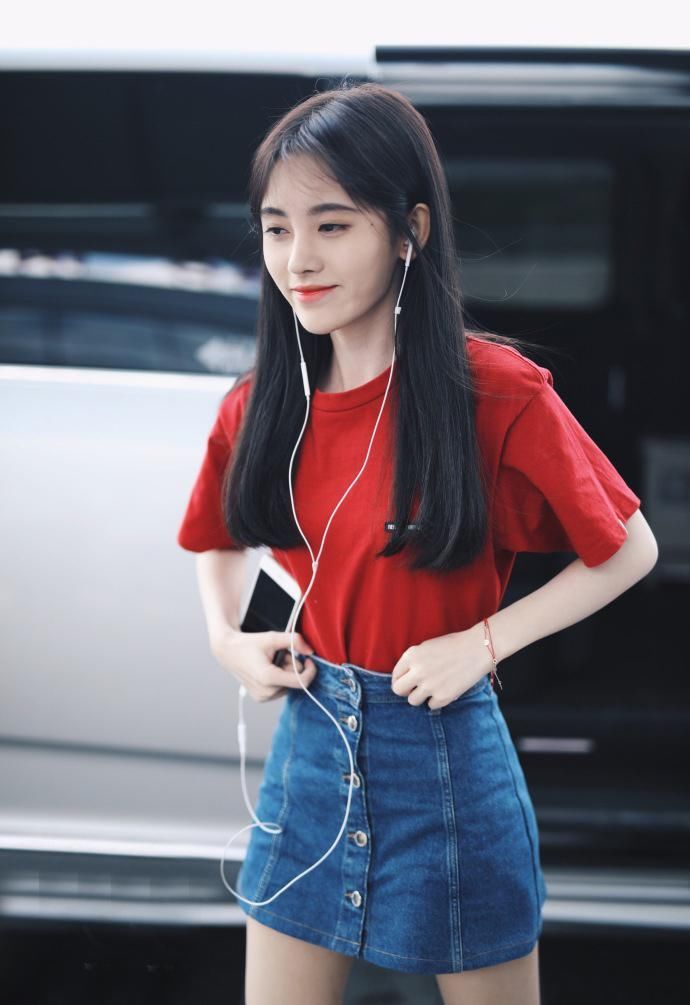 鞠婧祎竟然大庭广众下提裙子!知道了原因却令人心疼……