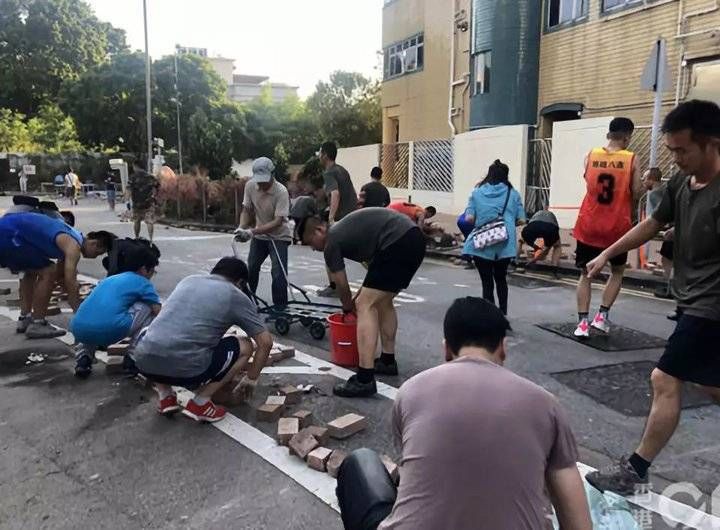 「人民日报」大律师指驻港部队便装清理街道合法，人民日报：阵