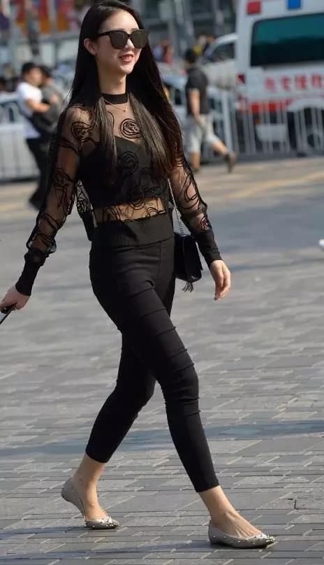 街拍：闺蜜在一起长了，连穿衣服都互相影响，风格越来越相近！