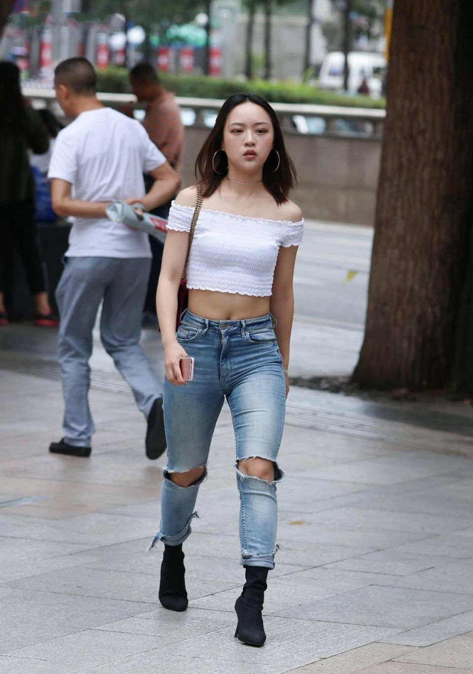 街拍：两个小姐姐身材高挑，气质不错，衣着打扮也非常时尚。