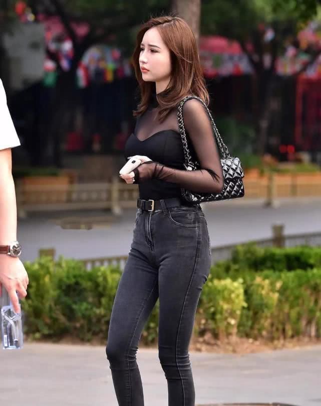 时尚的紧身牛仔裤着装，由内而外的清新，让妹子散发出迷人的魅力