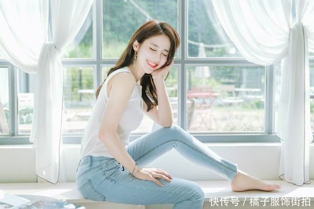 清纯的小姐姐，白色背心搭配牛仔裤的一瞬间，清新感十足！