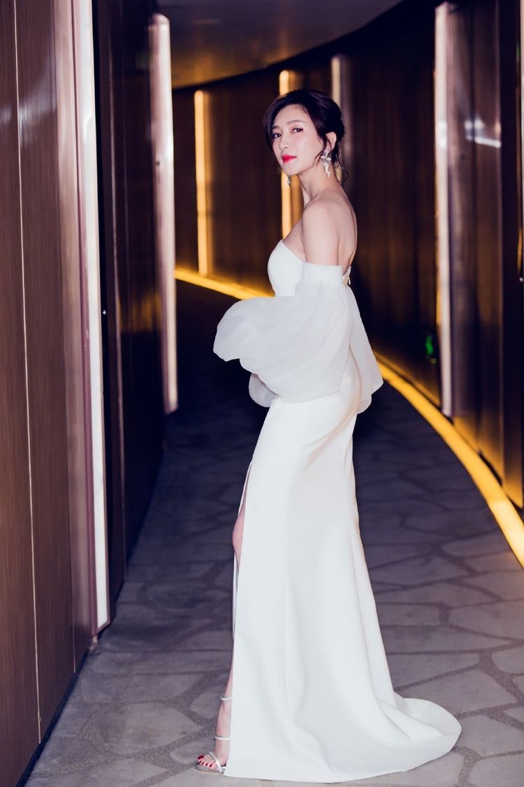 江疏影真厉害，抹胸长裙凸显玲珑曲线，身材不输维密超模