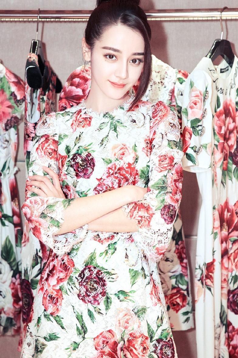 别只盯着迪丽热巴的裙子不放了！换了新发型后的她再次美出新高度