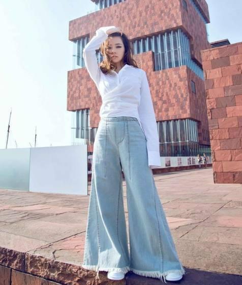 张靓颖真大胆! 穿开胸裙露到让人尴尬, 网友: 还能开再大点