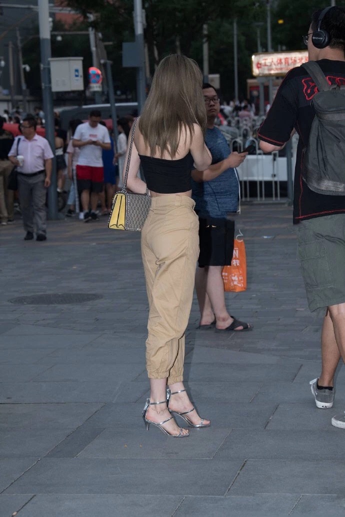 街拍：夜晚，小姐姐穿得这么清凉不怕危险吗？