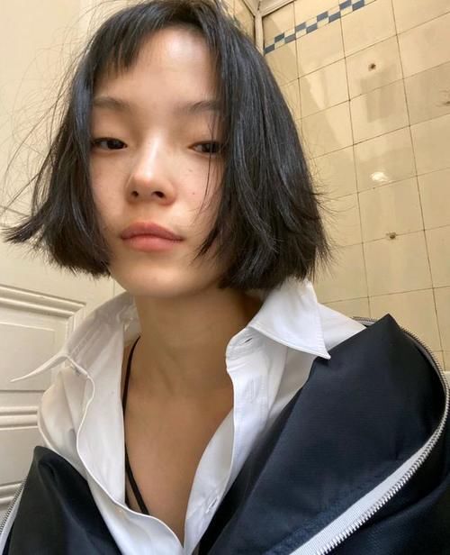 不失@国模雎晓雯太长脸了，时装周复古妆容搭透视连衣裙，优雅不失贵气