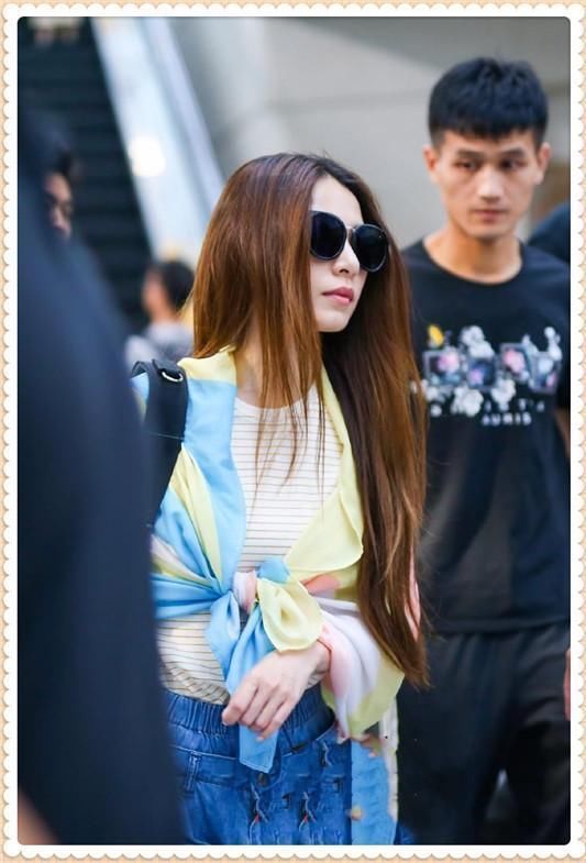 本以为Hebe把丝巾当披肩够时髦了，可看到周迅的穿法，我沉默了！