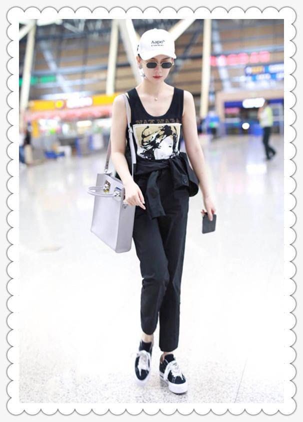 戚薇为博眼球，穿无袖衫秀性感，结果撞上林志玲，身材差距立显!