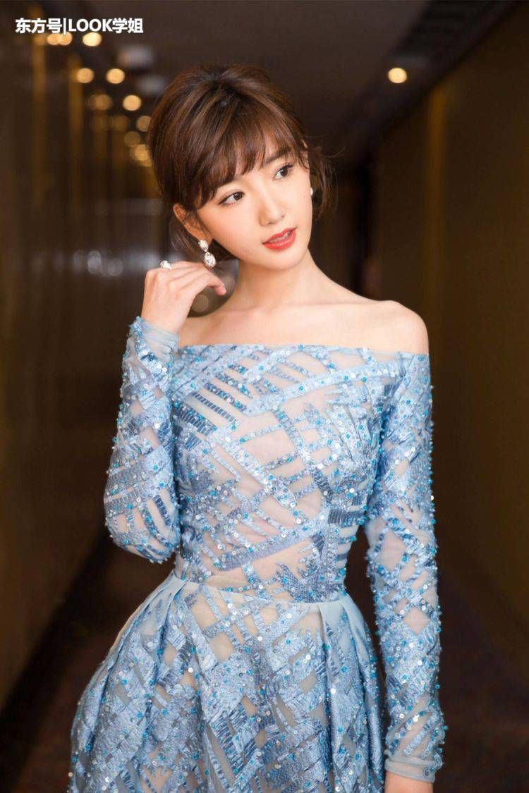 毛晓彤为了美太拼了，斜肩裙嫩回18岁，网友:勒出小赘肉好尴尬