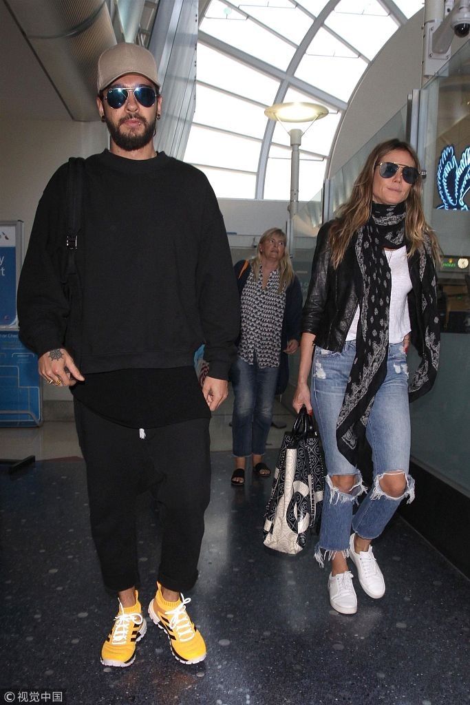 海蒂克鲁姆精心穿搭似机场“走秀”  男友和女儿再次同出镜已然一