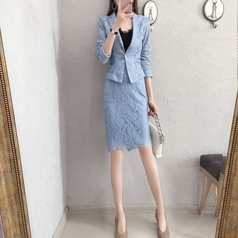 小姨真是会打扮!小西服+平底鞋，瞧瞧下图穿法，美的勾人心魂