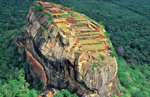 现实版的天空之城，四周都是悬崖峭壁，顶上建宫殿，没人知道建法