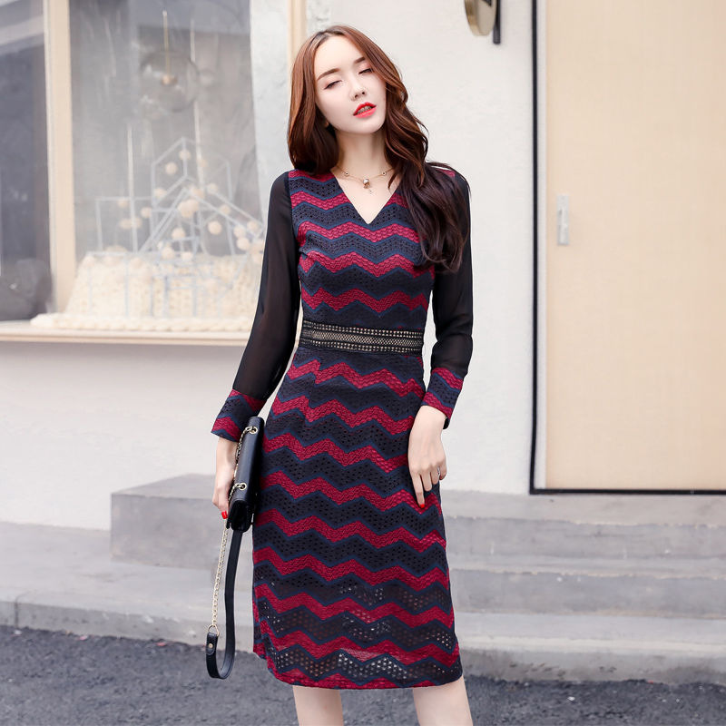 过节又要参加聚会?就穿这些气质连衣裙，精致柔软上档次，忒美