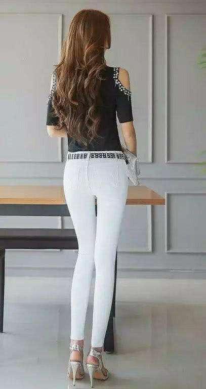 时尚紧身裤给人亲近无压力的暖女形象，自带一种优雅的女人气质